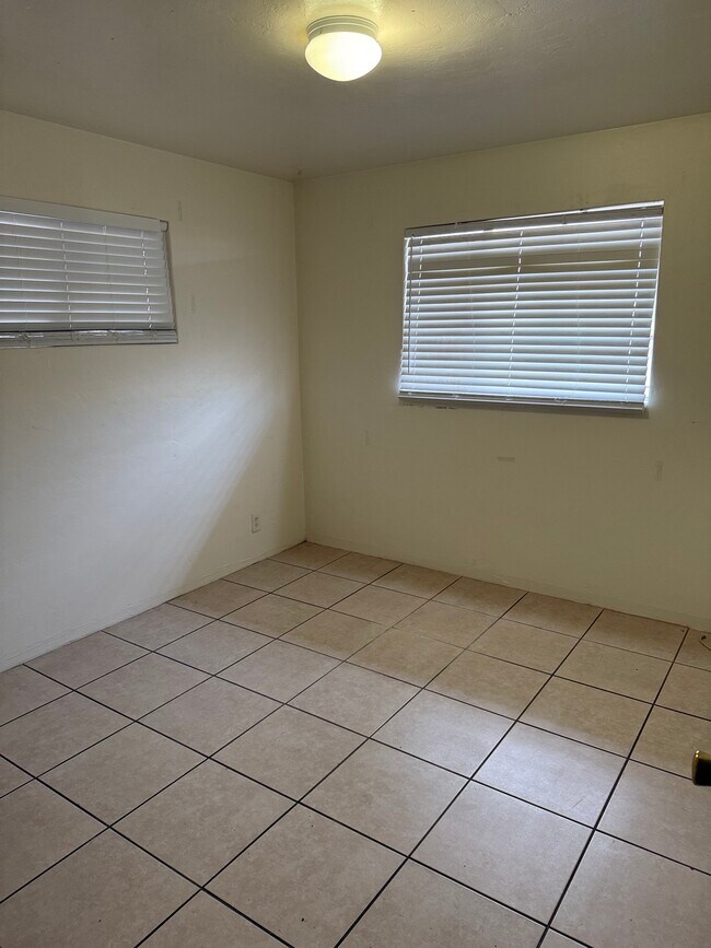 Foto del edificio - 223 E 2nd St