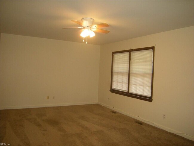 Building Photo - 3 Bedroom/ 2 Bath - GREEN MEADOWS