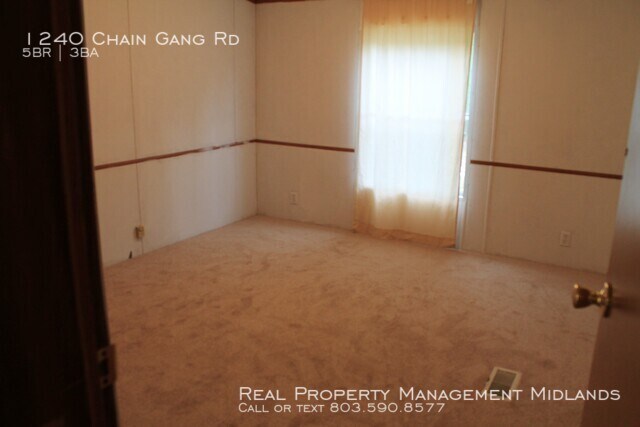 Building Photo - Looking in Eastover? Look no further!
