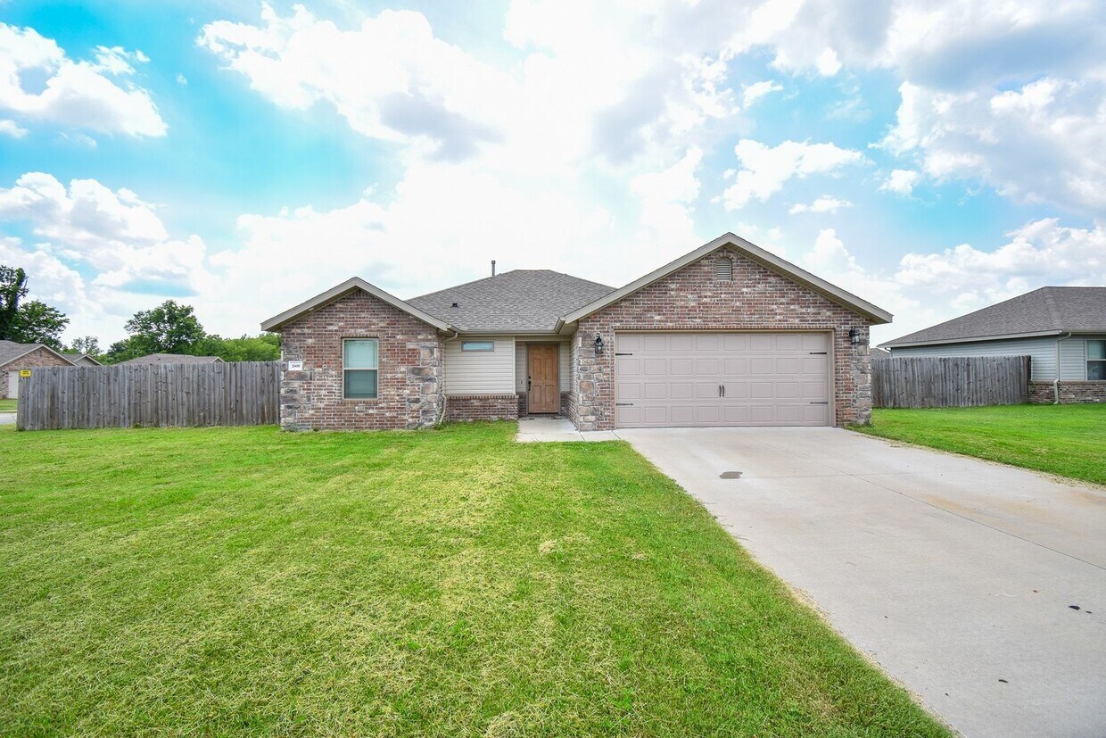 Foto principal - 3 Bedroom 2 bath in Prairie Grove! Corner ...
