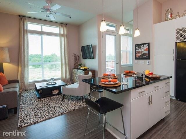 Foto del edificio - 3131 Roslyn Way