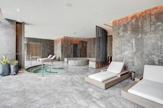 Foto del edificio - 650 NE 32nd St
