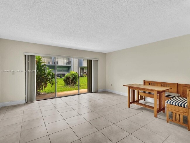 Building Photo - 9367 Fontainebleau Blvd