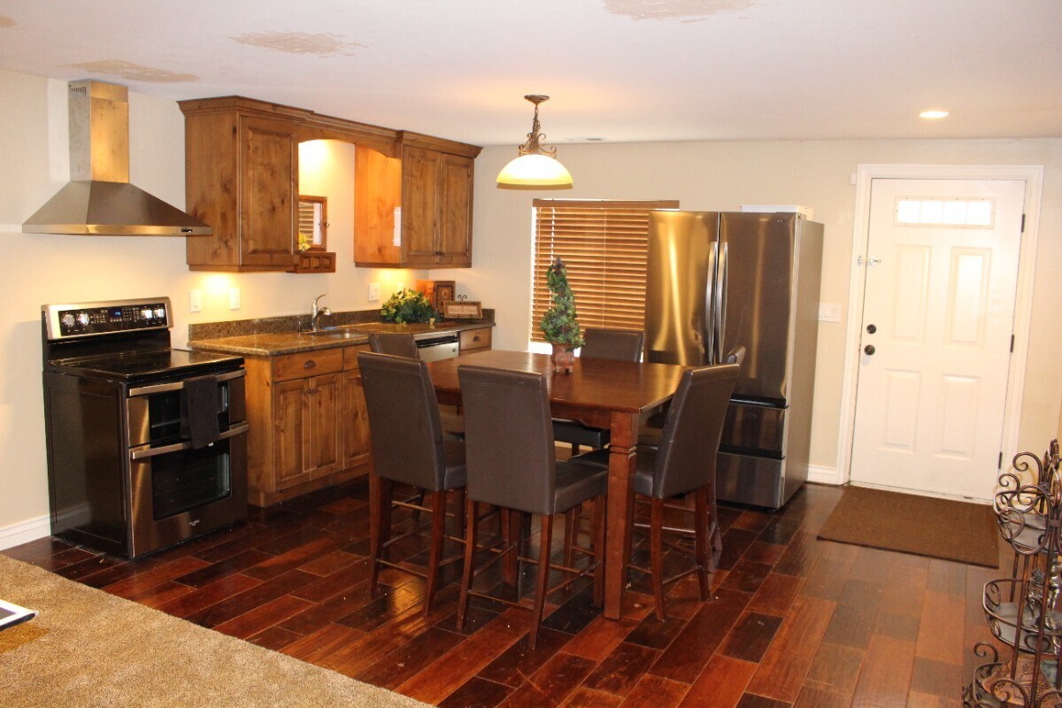 Full Kitchen - 54 E 750 S