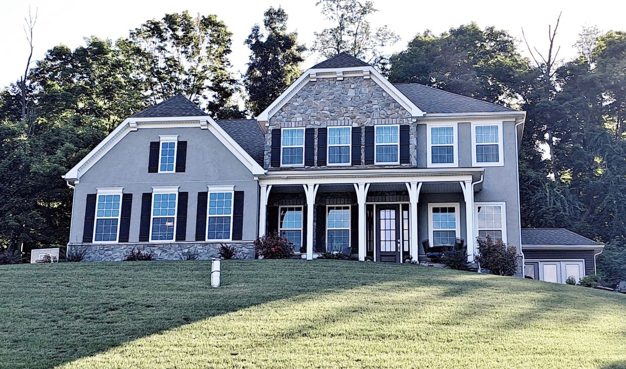 Primary Photo - 5 Bed / 3-1/2 Bath Single Family Home
