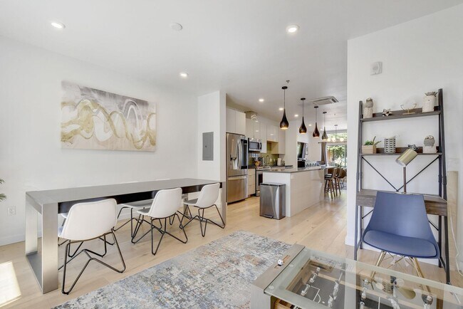 Building Photo - Luxurious Contemporary Condo in the Heart ...
