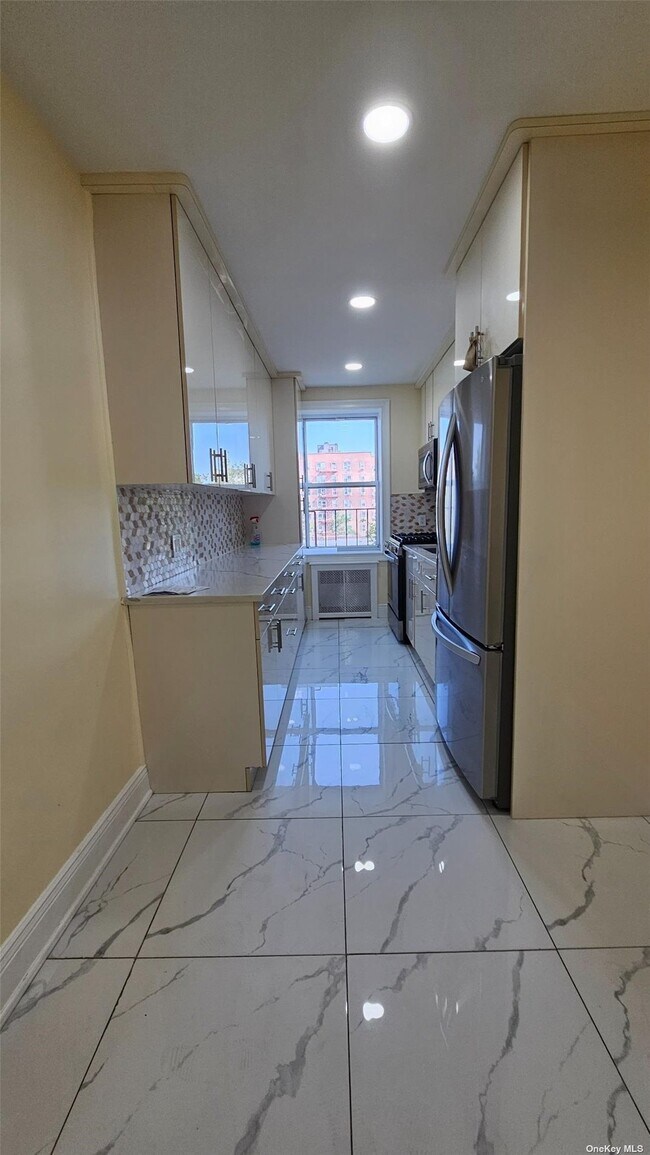 Foto del edificio - 105-38 64th Rd