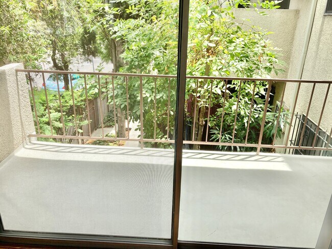 Foto del edificio - 4254 W 5th St