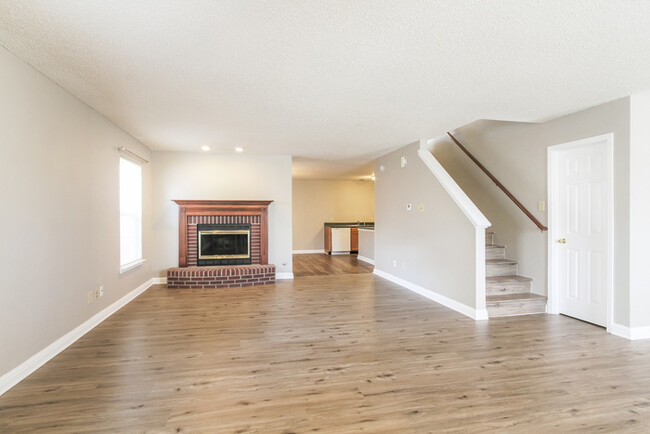 Building Photo - Fabulous 3 Bedroom