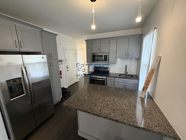 Photo - 937-939 Pennington St-1R Apartment