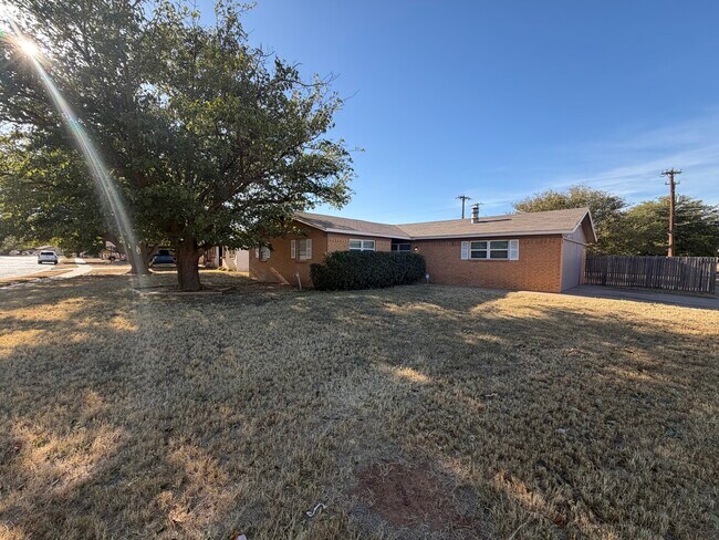 Building Photo - 5412 39th Dr