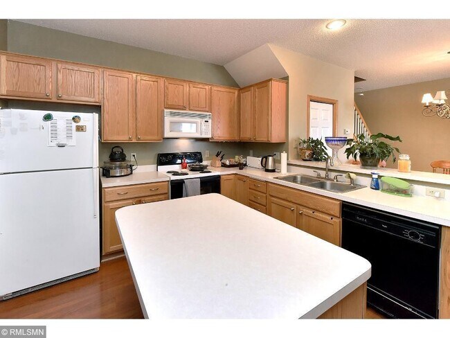 Foto del edificio - 3625 Lawndale Ln N