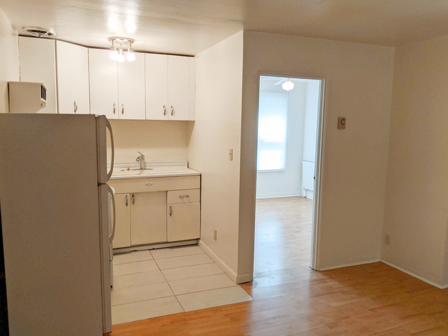 Building Photo - Charming 1 bedroom/1 bathroom duplex- avai...