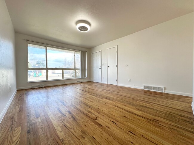 Foto del edificio - Bright and Spacious Duplex Style Home with HUGE Fenced in Backyard!!!