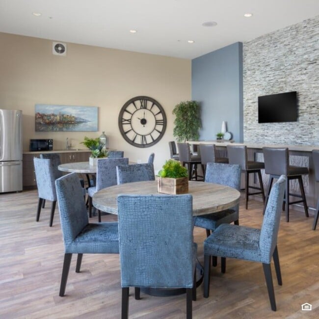 Building Photo - 500 Amalfi Lp