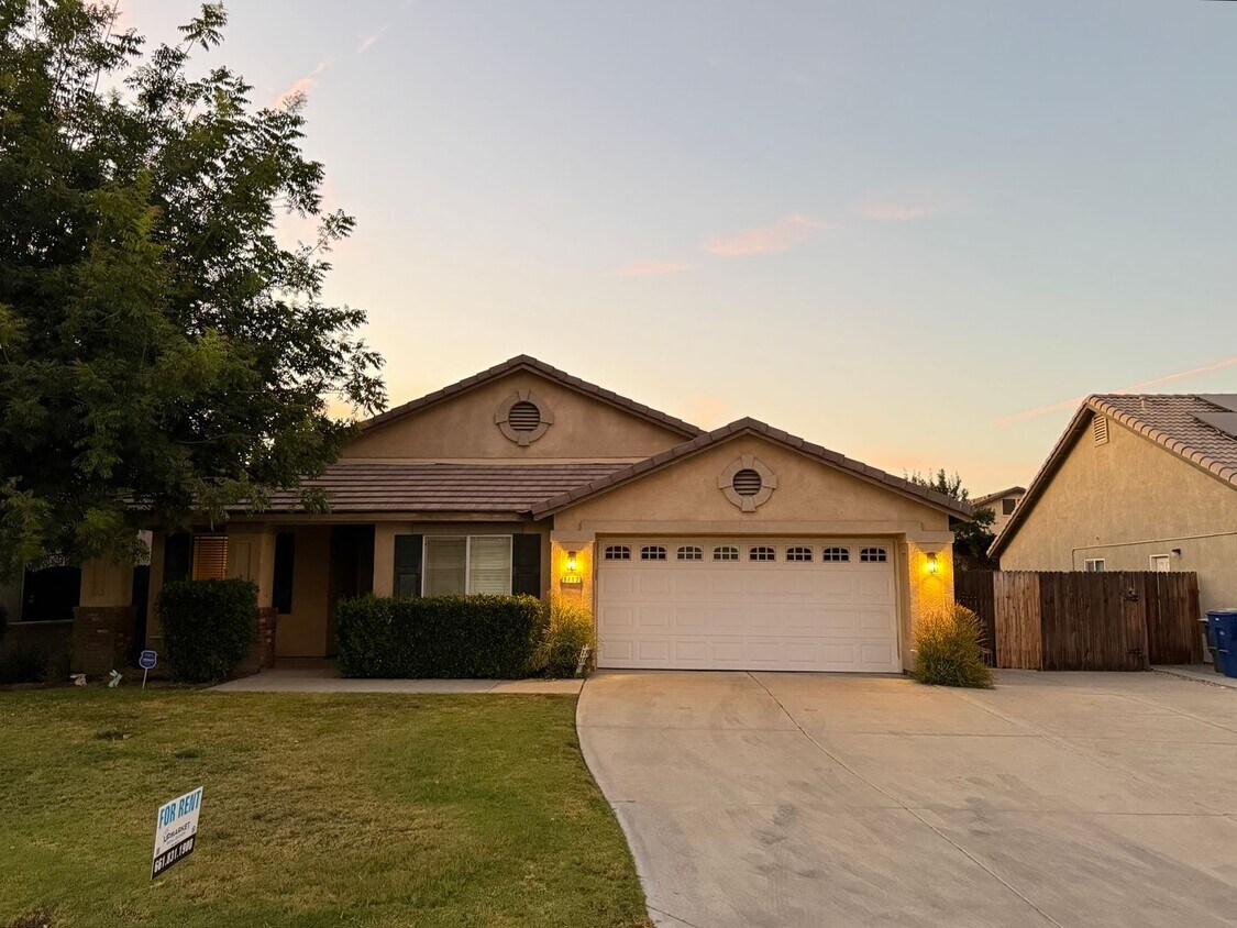 Primary Photo - Beautifully Maintained 3-Bedroom Plus Offi...