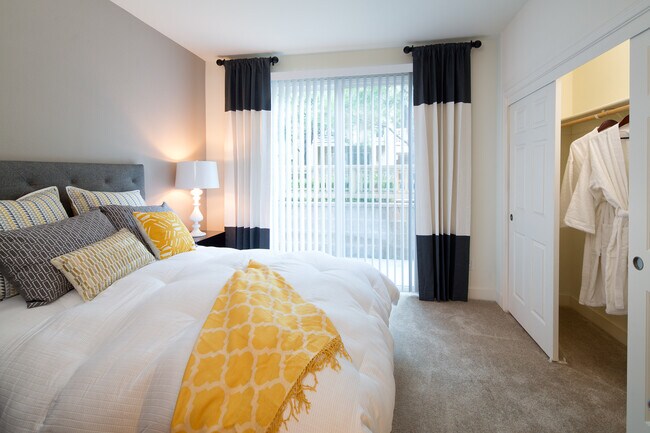 Dormitorio contemporáneo en paquete - Avalon Silicon Valley