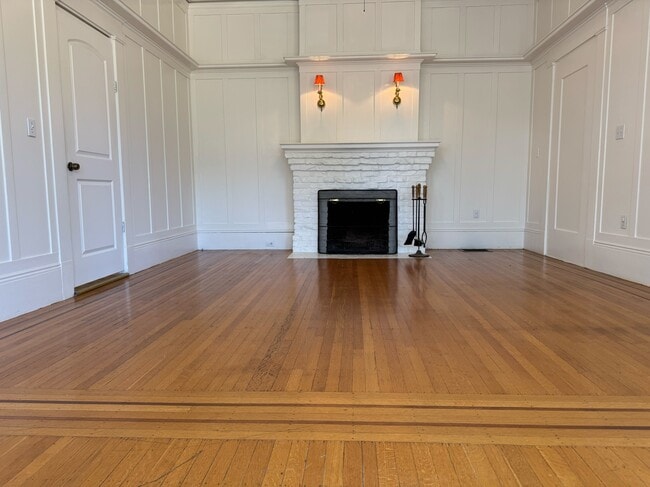Building Photo - 627 Rose Ave