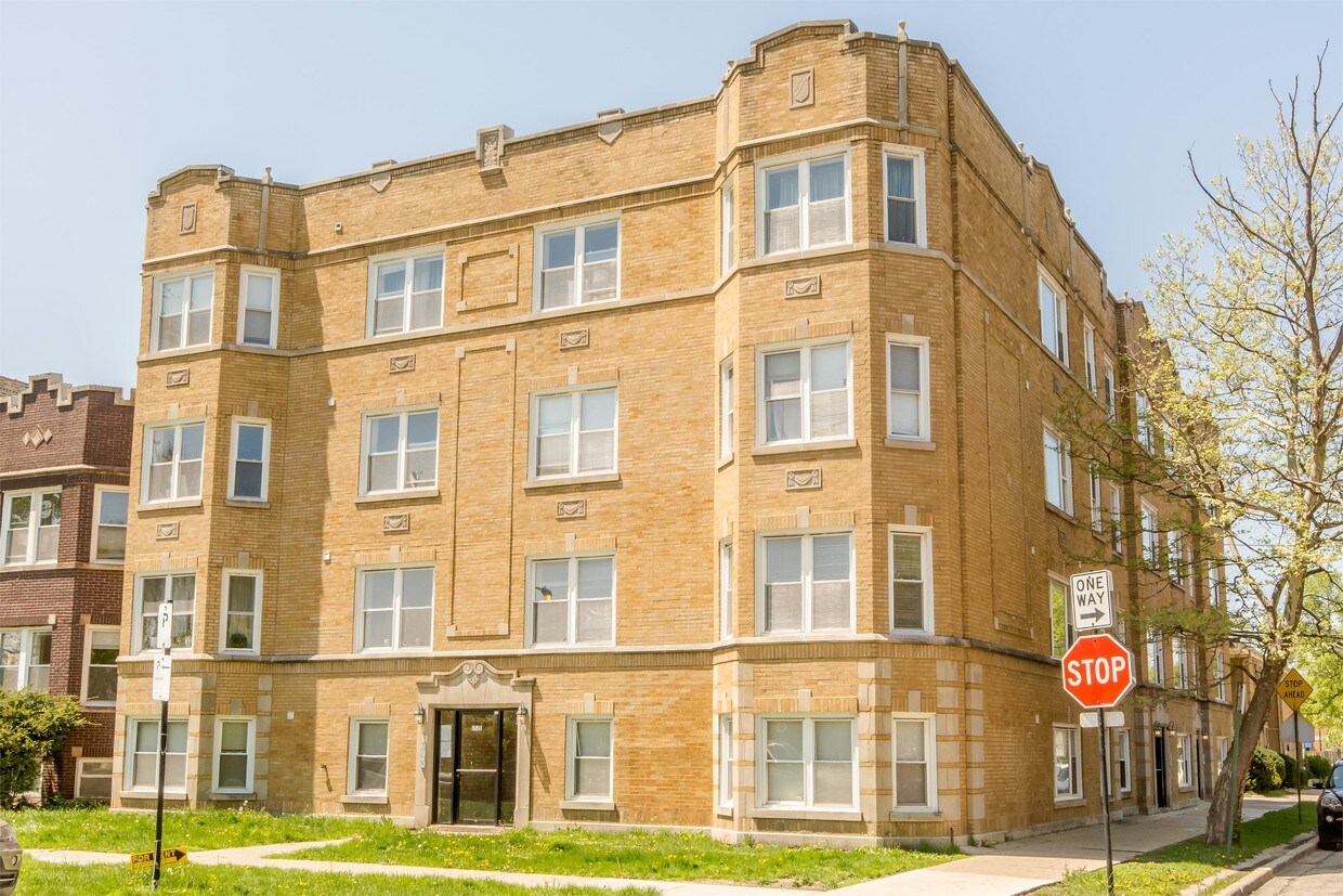 Primary Photo - 2303 W Granville Ave