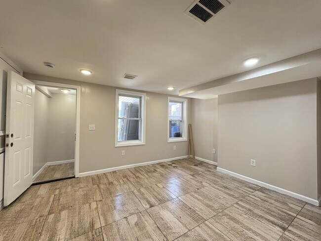Foto del edificio - 329 Forrest St