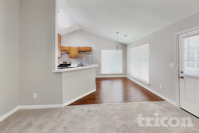 Foto del edificio - 5743 Village Loop