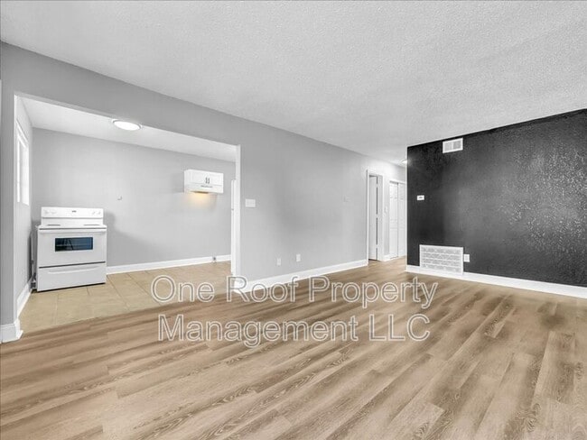 Building Photo - 2000 Chateau Dr