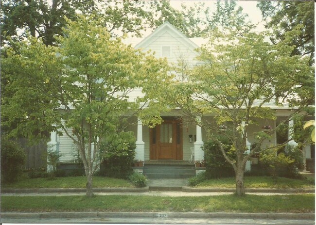 Building Photo - 307 S Summit St