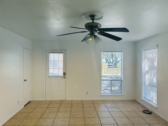 Foto del edificio - 1008 Clayton Nolen Dr