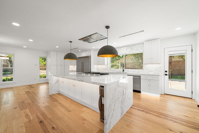 Foto del edificio - 2506 Briarbrook Dr
