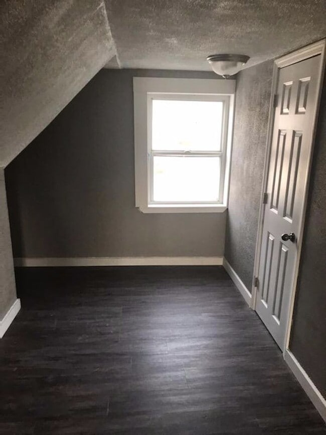 Building Photo - 3 bedroom 2 bath