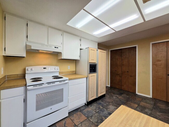 Foto del edificio - 3-Bedroom Home w/ 2-Car Garage & Fenced-In Backyard!