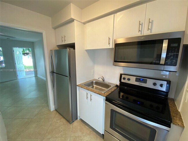 Foto del edificio - 1061 NE 34th St