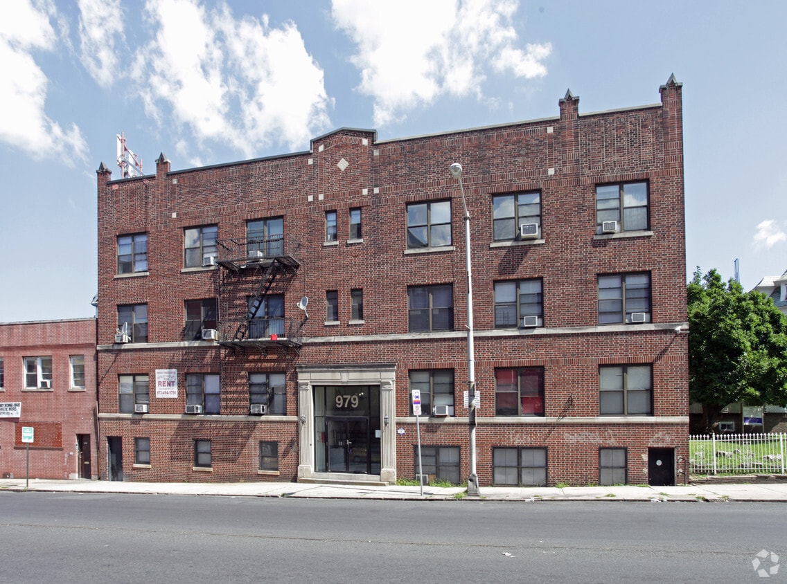 Building Photo - 979 Clinton Ave