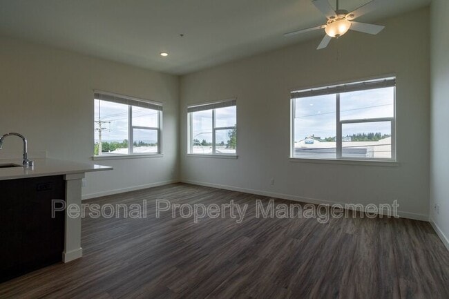 Foto del edificio - 1111 W Fourth Plain Blvd