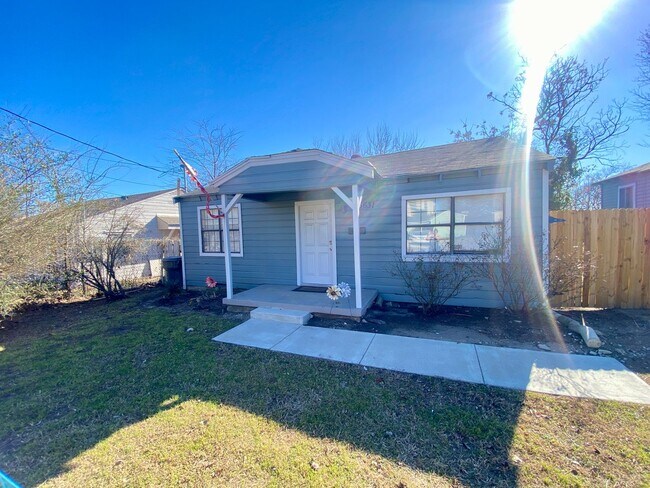 Foto del edificio - Charming 2 Bedroom Home with Huge Yard – Furnished Option Available – Near UTSW, Parkland & Ben E...