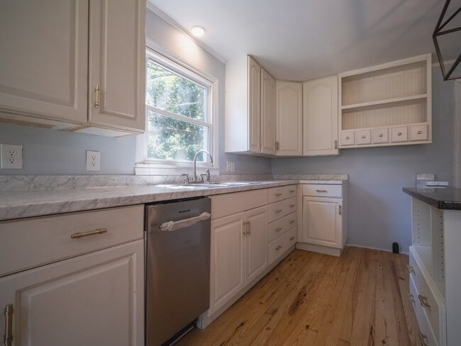 Building Photo - 507 8th Ave Ext