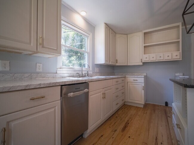 Foto del edificio - "Charming 3-Bedroom Home in Cramerton - Spacious 1217 Sq Ft with 2 Full Baths!"
