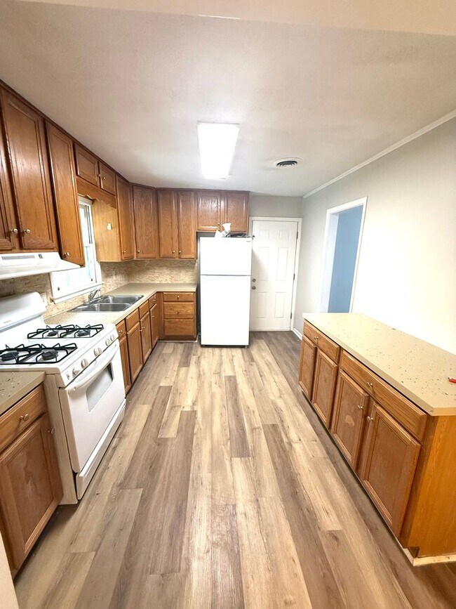 Building Photo - ** 3 bed 1 bath located off Zelda Road ** ...