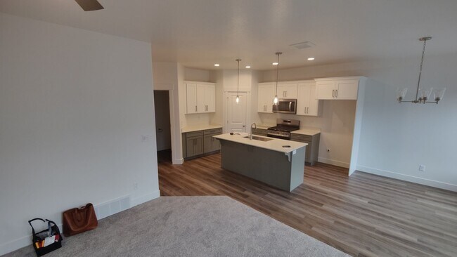 Foto del edificio - 4 Bed Town Home for Rent in Riverton