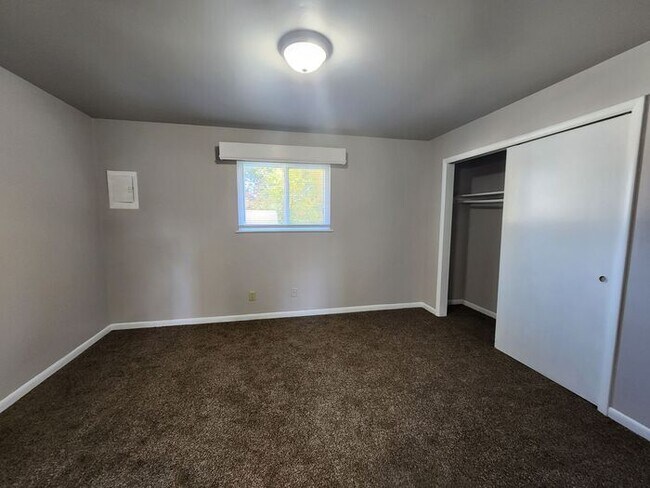 Building Photo - Newly Remodeled 1 Bed, 1 Bath Upper Apartm...