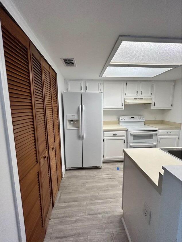 Primary Photo - 7200 SW 8th Ave