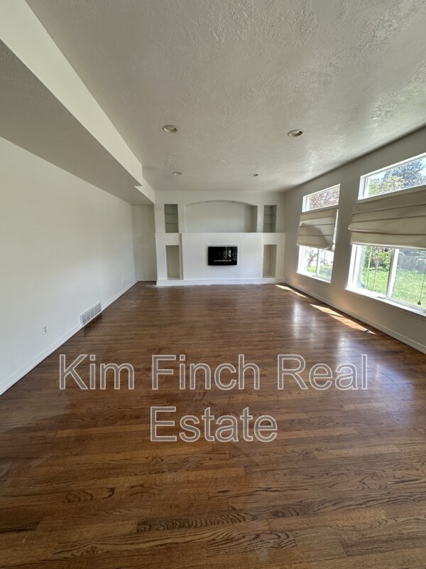 Foto del edificio - 9820 Deep Creek Dr