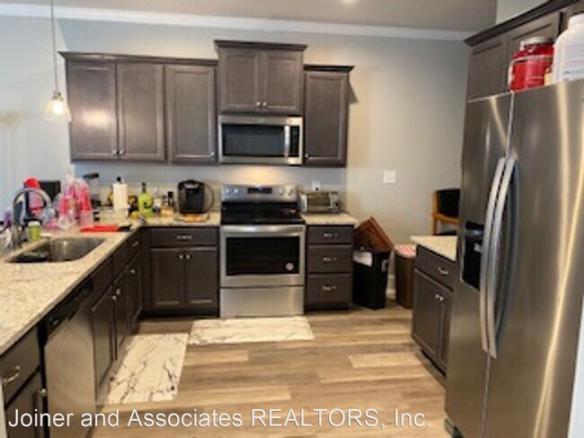Foto del edificio - 3 br, 3 bath House - 185 Strickland Ave