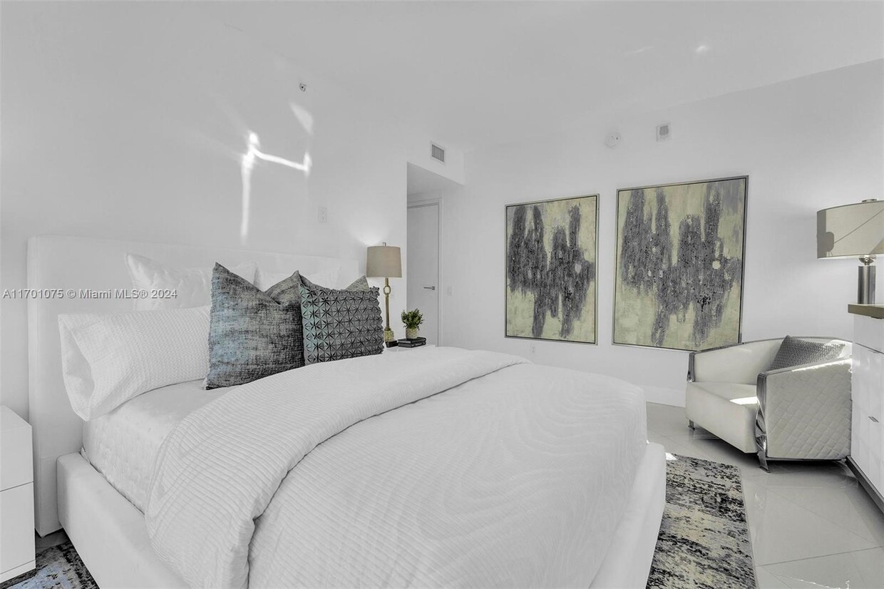 Primary Photo - 1300 Brickell Bay Dr