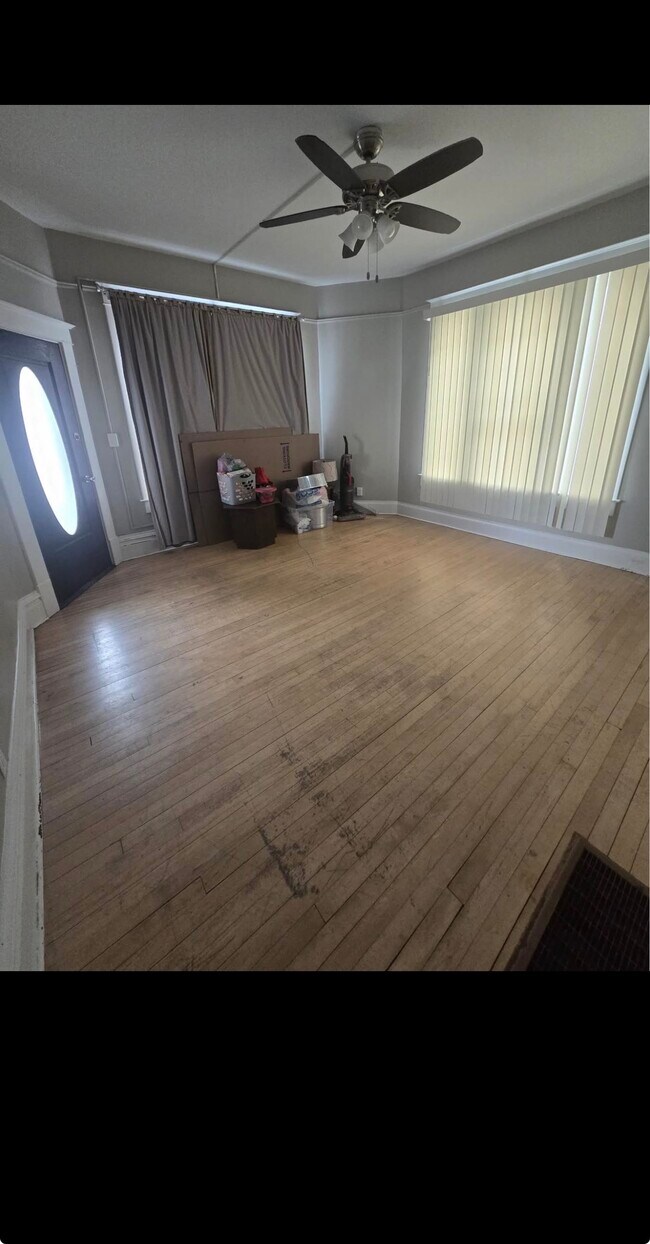 Foto del edificio - 216 N Broadway St