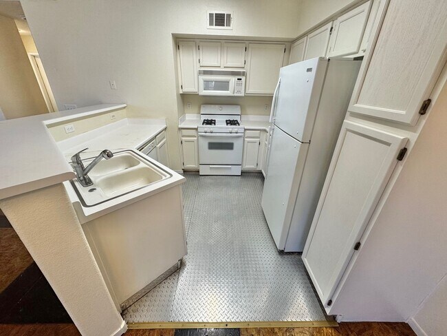 Foto del edificio - SPACIOUS 2 BEDROOM TOP FLOOR CONDO WITH A MOVE IN SPECIAL OFFER!