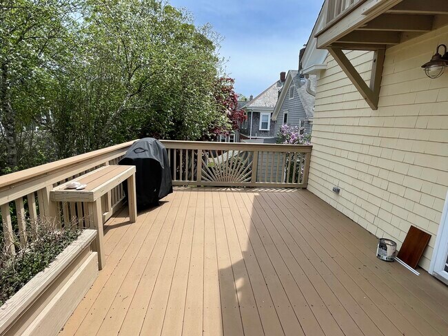 Terraza trasera del segundo piso (parrilla no incluida). - 15 Congdon Ave