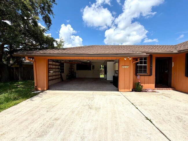 Building Photo - 1235 Rowayton Cir