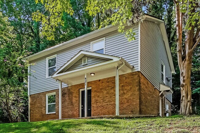 Foto del edificio - 421 Whispering Pines Dr