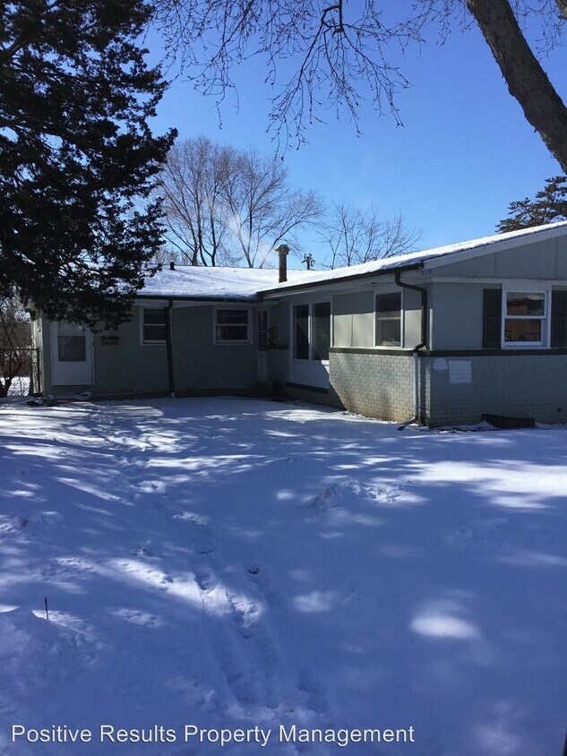 Primary Photo - 3 br, 1.5 bath Apartment - 2912 Chatham